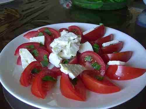 Image intitulée Caprese Salad with Blue Bay Goat Suluguni Cheese