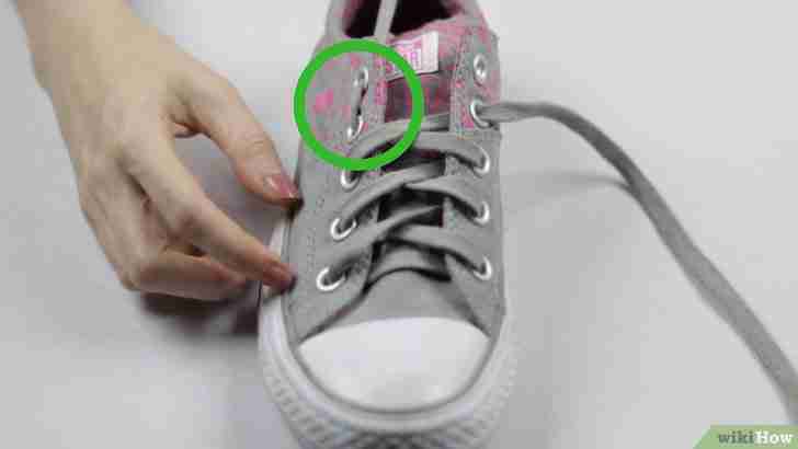 Imagen titulada Lace Shoes Step 12
