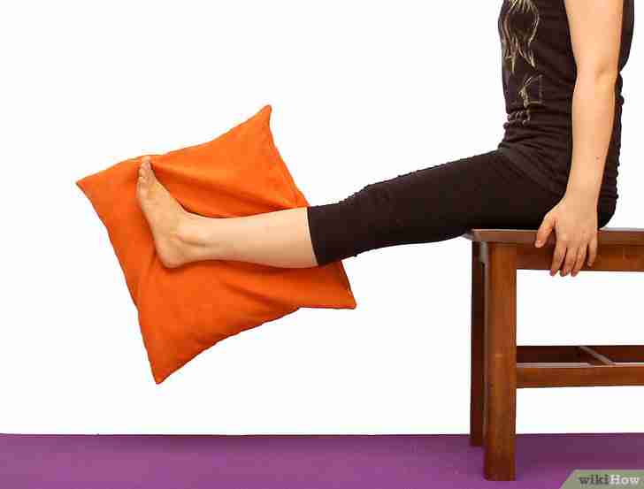 以Tone Legs While Sitting Step 5为标题的图片